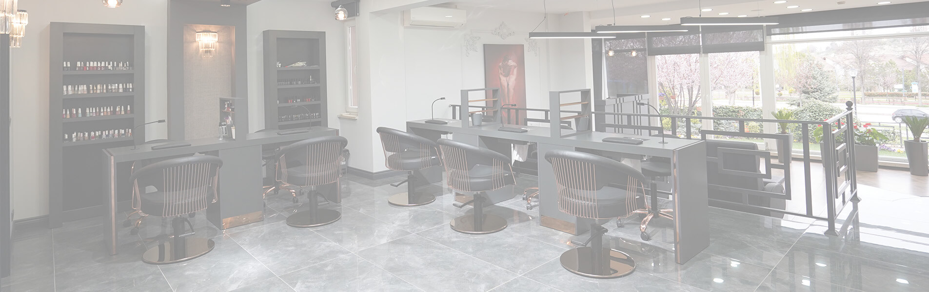 Svetel profesionalno opremljen salon